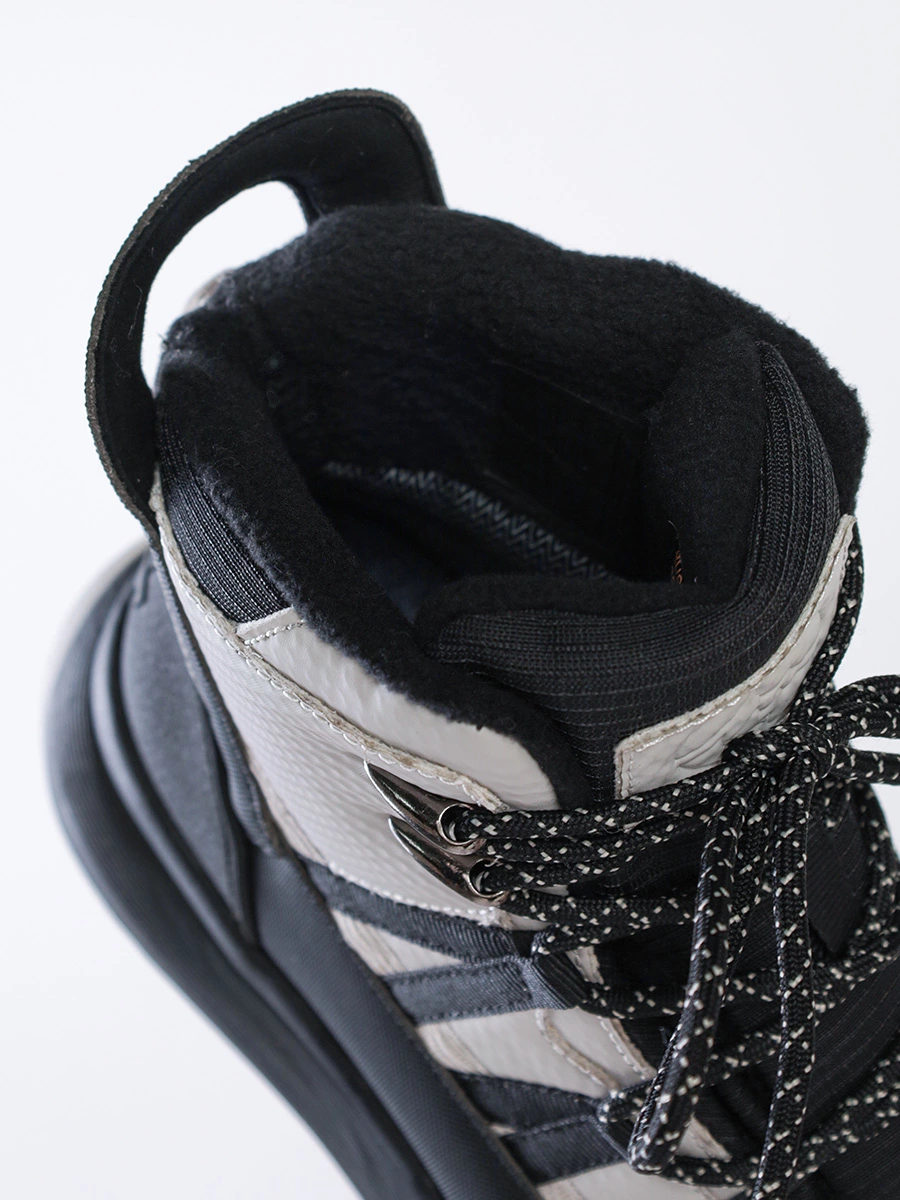 Ботинки серого цвета спортивного стиля